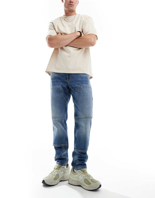 ASOS DESIGN tapered jeans i mellanblå tvätt med snickardetaljer - Image 3
