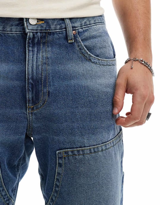 ASOS DESIGN tapered jeans i mellanblå tvätt med snickardetaljer - Image 4
