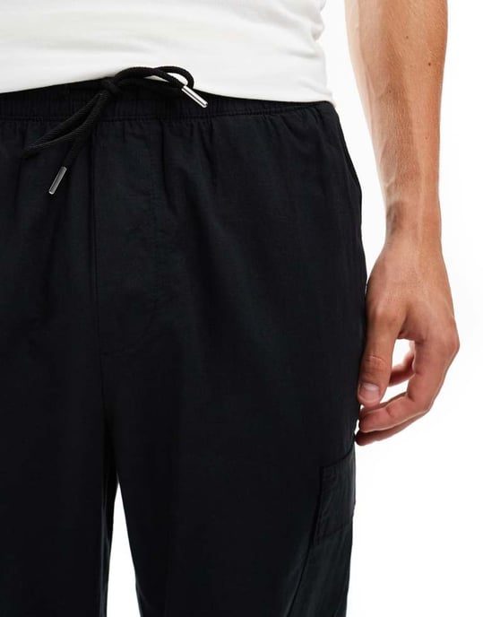 Jack & Jones tapered linnebyxor med cargofickor i svart - Image 2