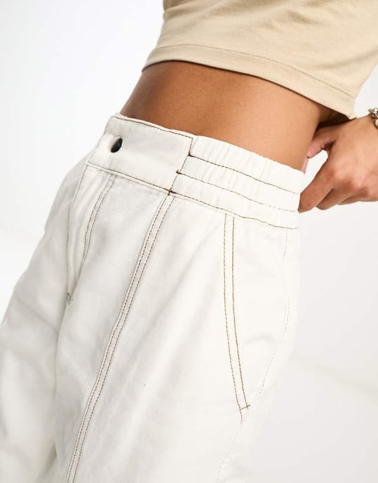 ASOS DESIGN cargobyxor med sömdetaljer i ecru med kontrastsöm - Image 3