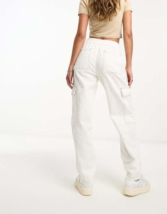 ASOS DESIGN cargobyxor med sömdetaljer i ecru med kontrastsöm - Image 4