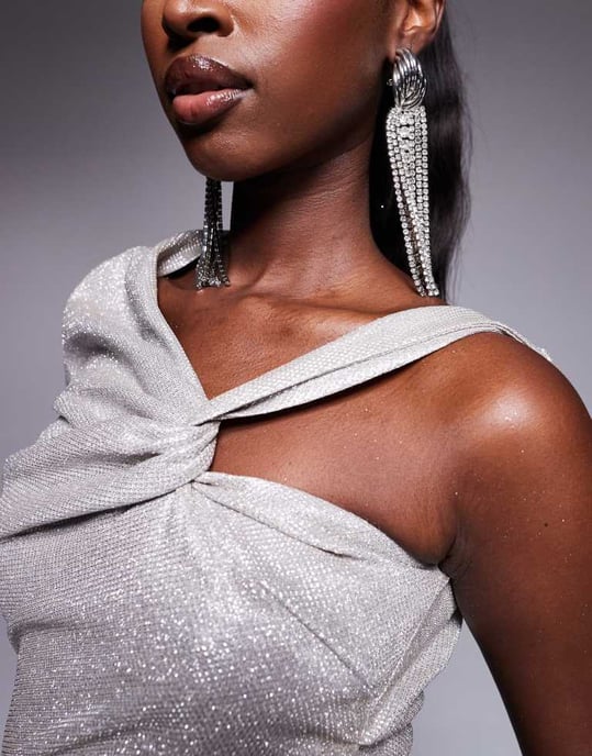 ASOS DESIGN skimrande stickad asymmetrisk knut-halsdetalj mini-klänning i silver - Image 4