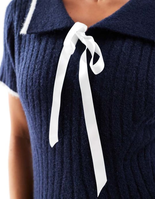 Miss Selfridge kortärmad stickad mini klänning med spetskrage och rosett i marinblått - Image 2