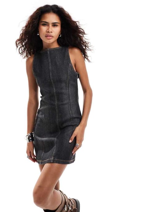 COLLUSION klänning med slitsvid hals i denim, mini i tvättad svart - Image 2