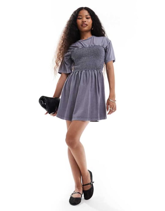 ASOS DESIGN Petites t-shirt mini klänning med rynkad byst i tvättad blå - Image 2
