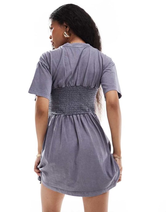 ASOS DESIGN Petites t-shirt mini klänning med rynkad byst i tvättad blå - Image 4