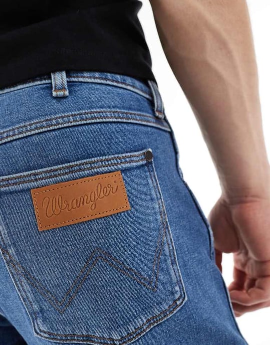 Wrangler Larston slim tapered jeans i ljus tvätt - Image 2