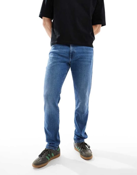 Wrangler Larston slim tapered jeans i ljus tvätt - Image 3