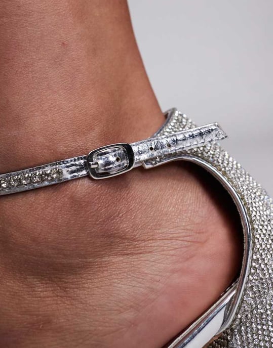 Simmi London Bred Passform Priya Dekorerad Sandal i Silver - Image 4