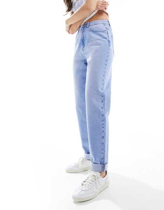 ASOS DESIGN hög midja avslappnade mom jeans i klar mellanblå - Image 1