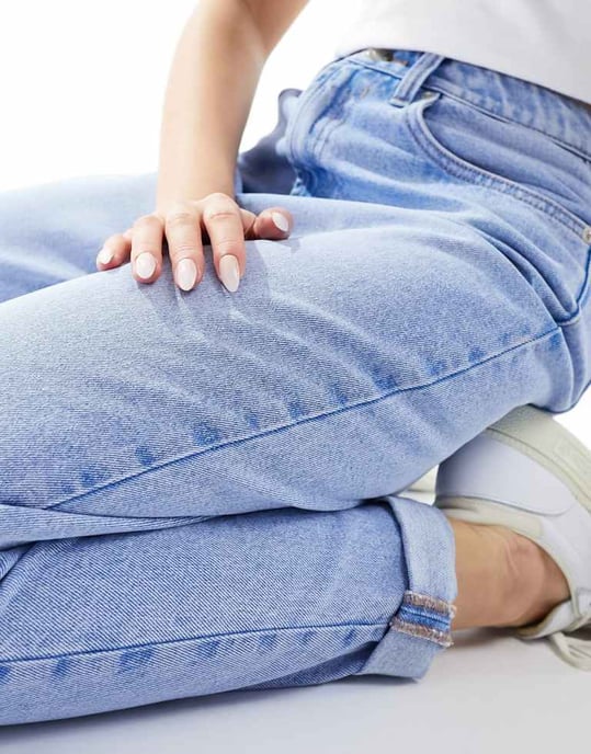 ASOS DESIGN hög midja avslappnade mom jeans i klar mellanblå - Image 2