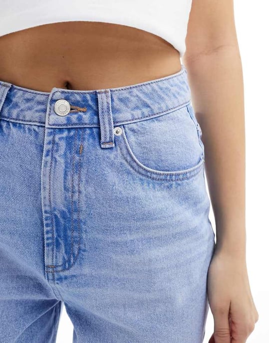 ASOS DESIGN hög midja avslappnade mom jeans i klar mellanblå - Image 4