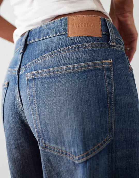 Weekday Ample låga midja baggy jeans i streckig blå tvätt - Image 3