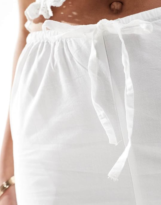 Vero Moda Tall bälte midja vida byxor i vitt - Image 4
