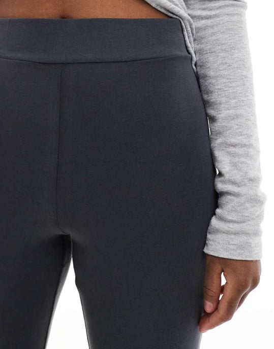 Monki super mjuka låga midja flare jerseybyxor i svart - Image 3