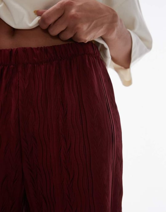 Topshop rynkad plisserad byxa med vida ben i vinröd - Image 3