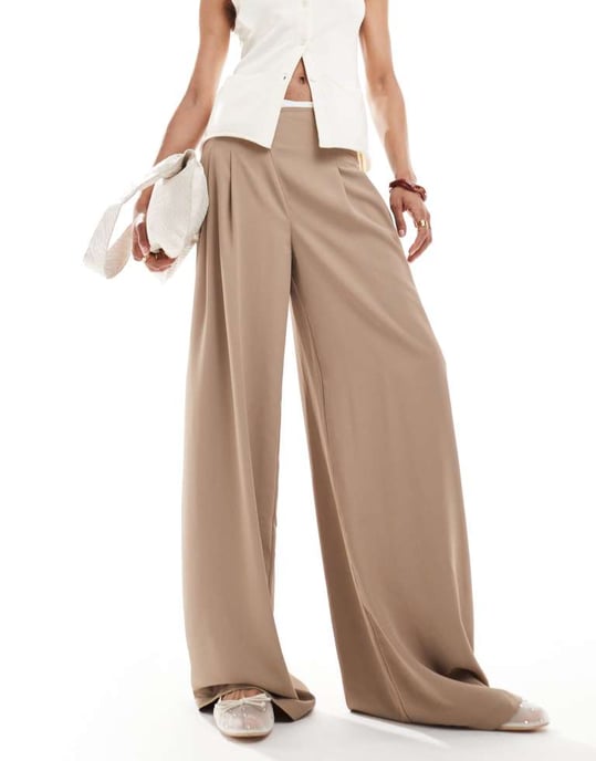 ASOS DESIGN Lång råkant trim vidbenad byxa i kamel - Image 4