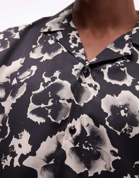 Topman kortärmad sidentrickblomma i svart - Image 3