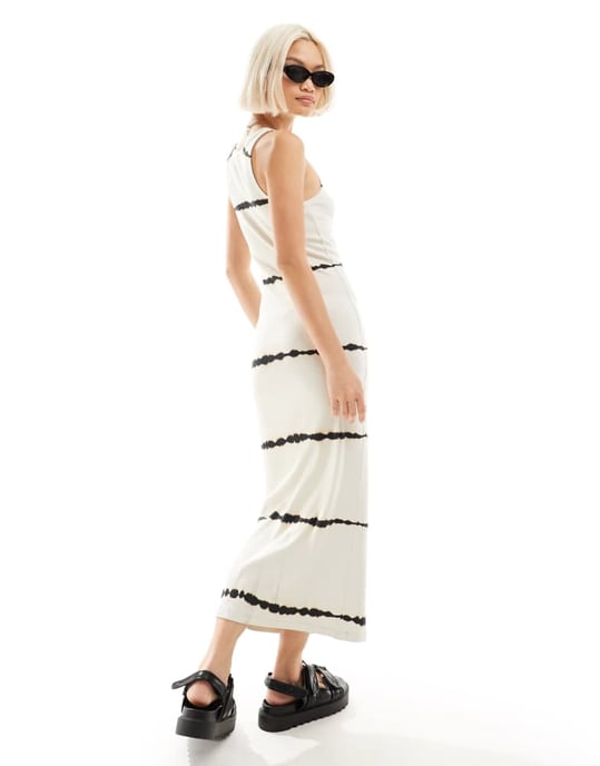 Weekday Close tie-dye passformad ribbad midaxi-klänning i off-white - Image 4