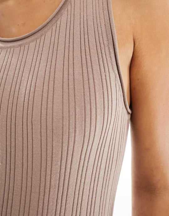ASOS DESIGN Lång stickad tank midaxi klänning i taupe - Image 4