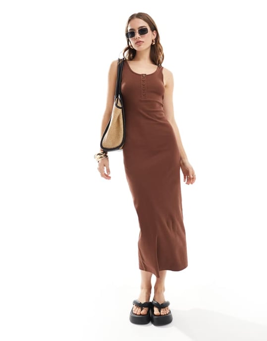 ASOS DESIGN ribbad scoop-back midaxi-klänning med knappdetalj i choklad - Image 3