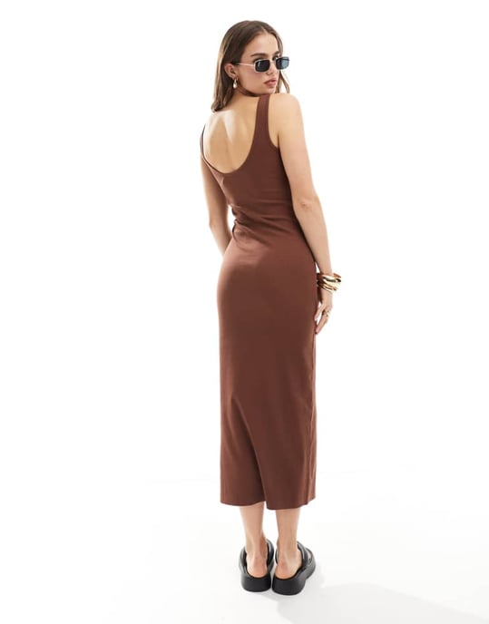 ASOS DESIGN ribbad scoop-back midaxi-klänning med knappdetalj i choklad - Image 4
