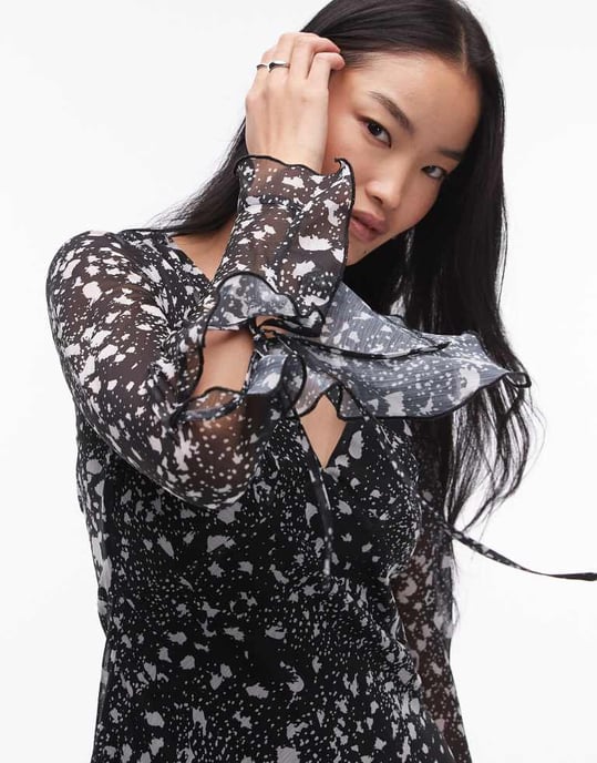 Topshop godet hem långärmad teklänning i mono djurmönster - Image 4