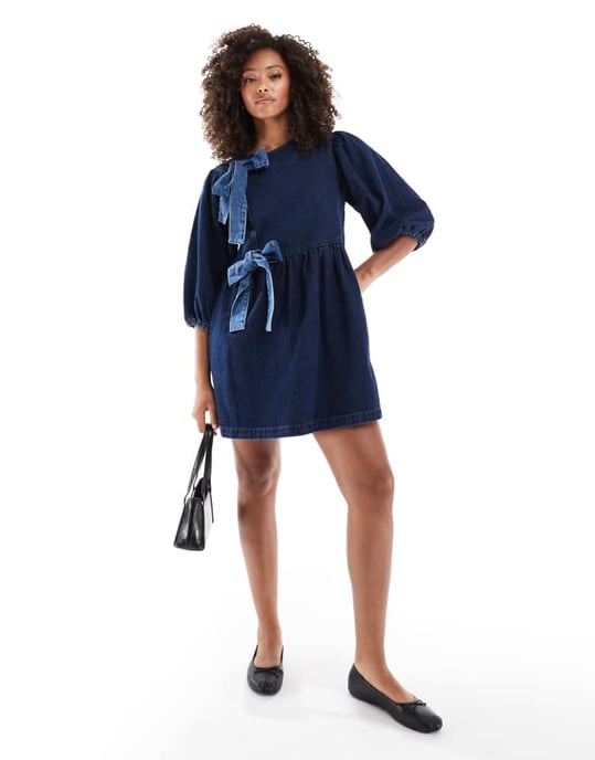 ASOS DESIGN denimklänning med asymmetrisk rosett i indigo - Image 2