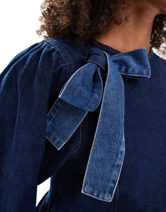 ASOS DESIGN denimklänning med asymmetrisk rosett i indigo - Image 4