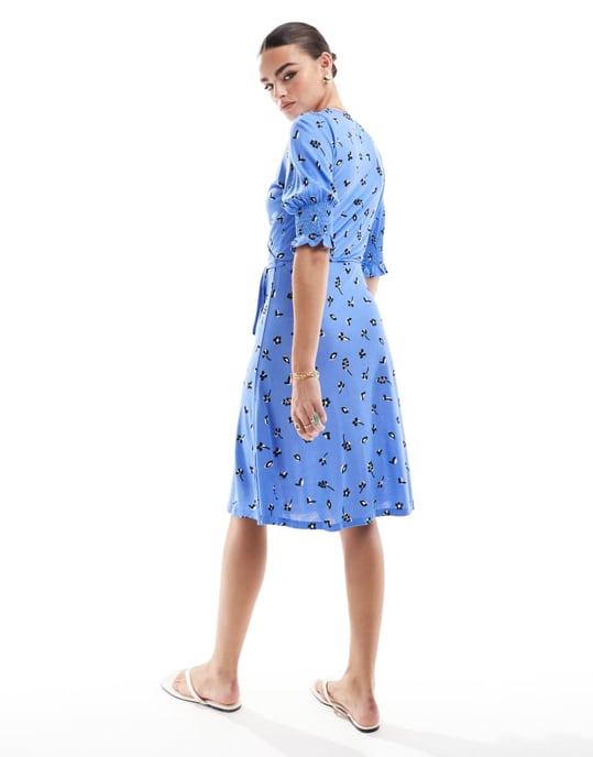 Fransk förbindelse blommönstrad jersey omslagsklänning i blått - Image 3