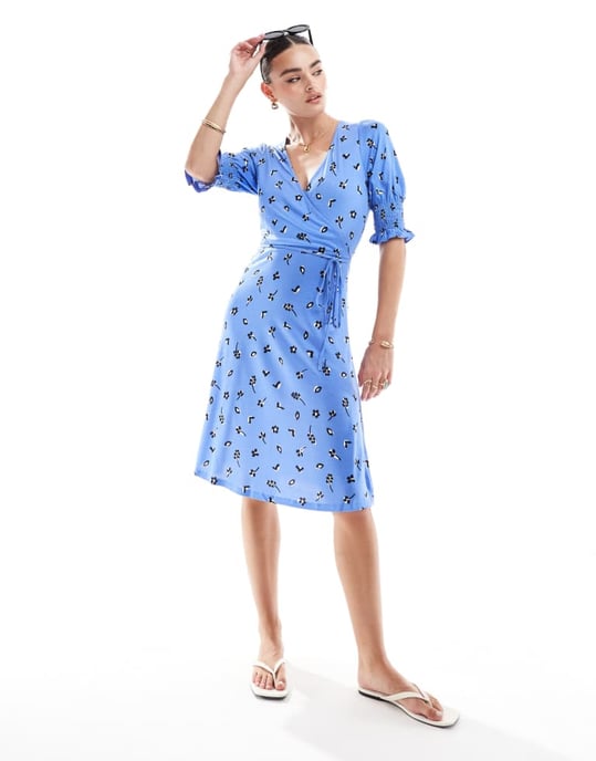 Fransk förbindelse blommönstrad jersey omslagsklänning i blått - Image 4