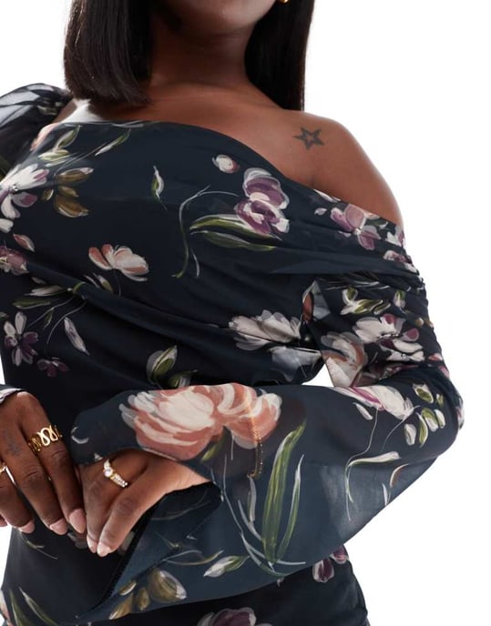 ASOS DESIGN Curve asymmetrisk blommönstrad långärmad klänning - Image 4