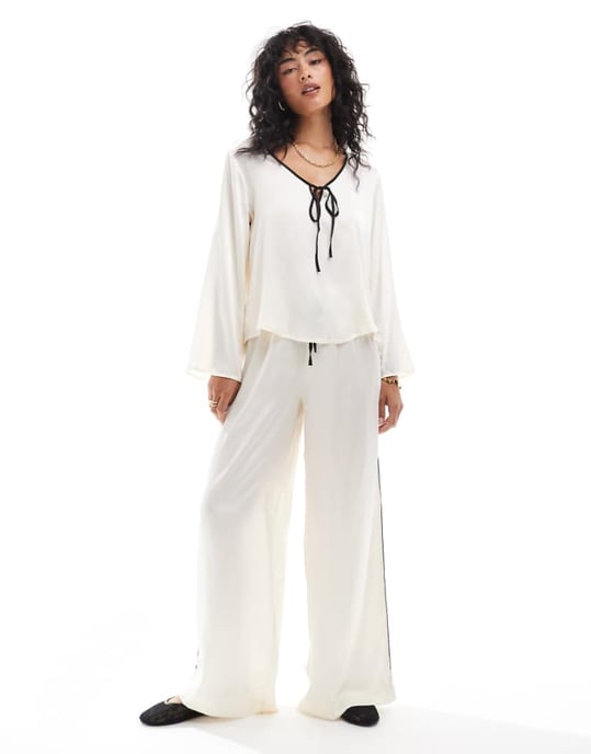 JDY kontrastdetalj satin midi byxa co-ord i krämfärg - Image 1