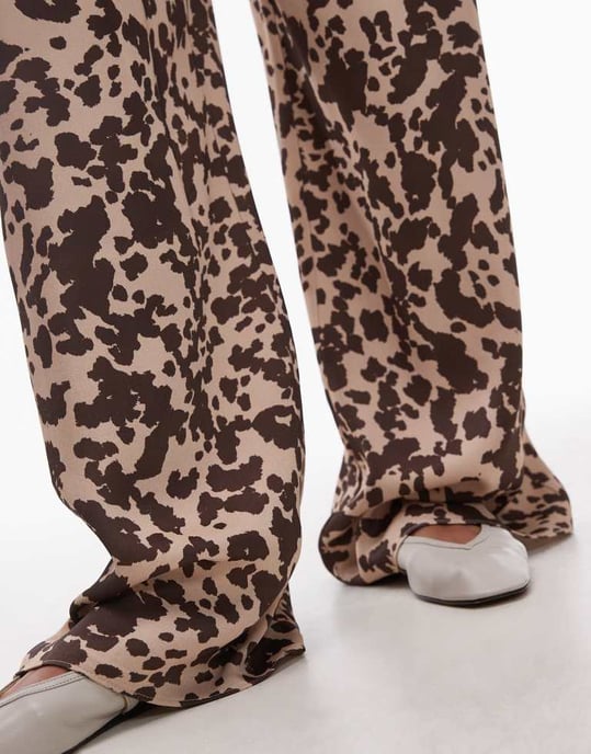 Topshop byxor med kossmönster i satin och knytlinning i flera färger - Image 4