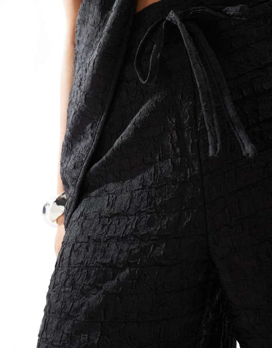 Vero Moda strukturerad avslappnad byxdela i svart - Image 4