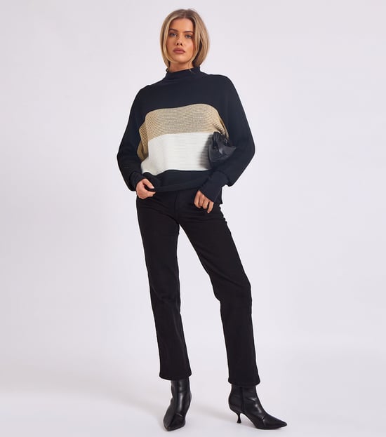 Stripig stickad oversized tröja med sned halsringning - Image 1