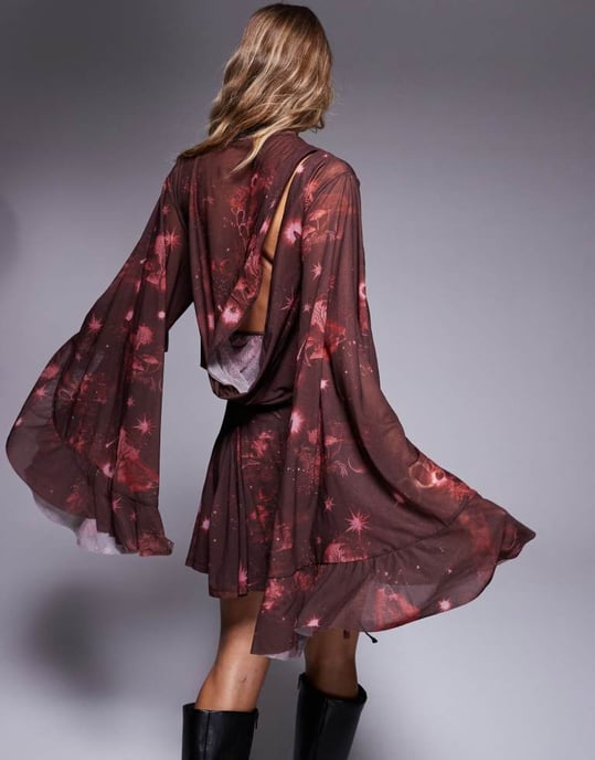 ASOS DESIGN miniklänning med asymmetrisk cowl-backdetalj och volanger i kosmisk bourgogne-print - Image 2