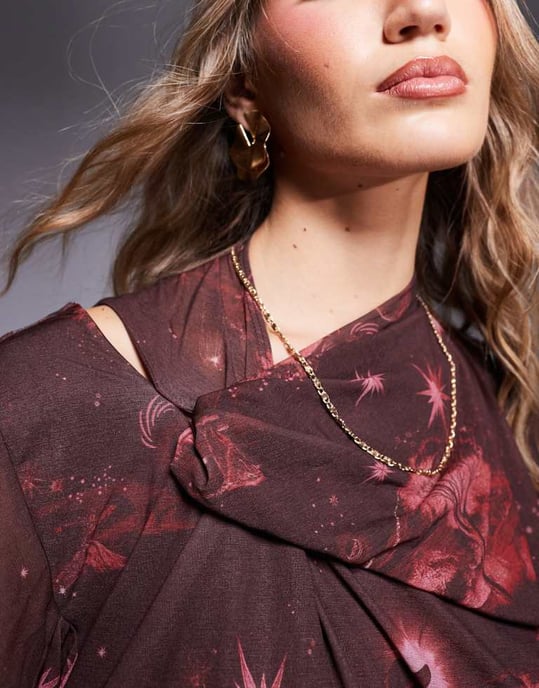 ASOS DESIGN miniklänning med asymmetrisk cowl-backdetalj och volanger i kosmisk bourgogne-print - Image 3