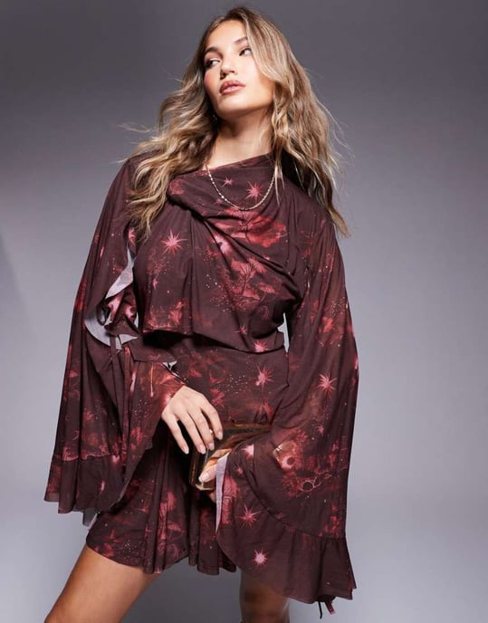 ASOS DESIGN miniklänning med asymmetrisk cowl-backdetalj och volanger i kosmisk bourgogne-print - Image 4