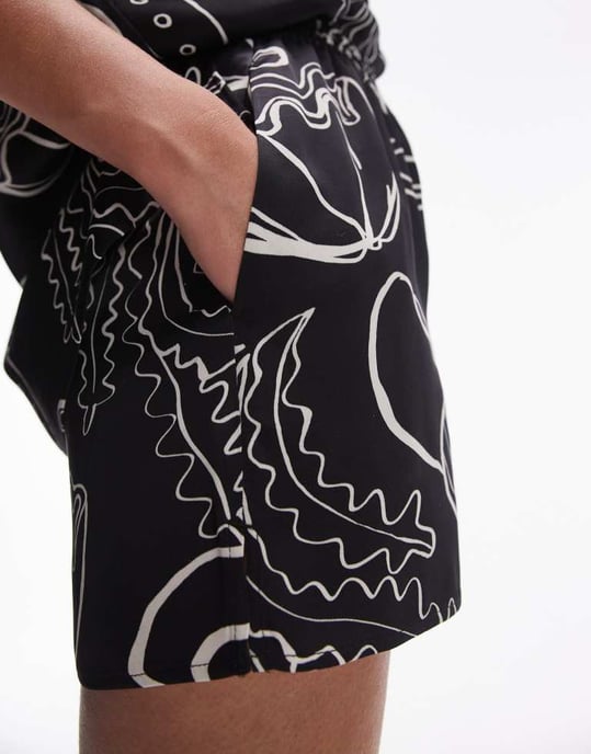 Topshop koord satintryckt skalshorts i svart - Image 3