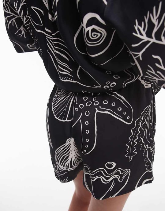 Topshop koord satintryckt skalshorts i svart - Image 4