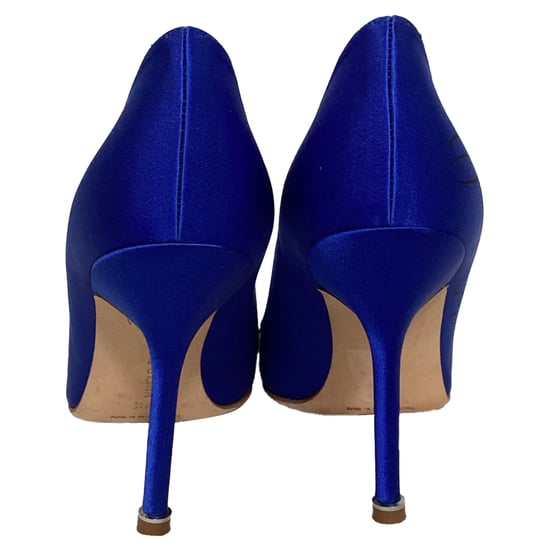 Vetements x Manolo Blahnik Ondertekende Puntige Hakken in Blauwe Satijn - Image 4