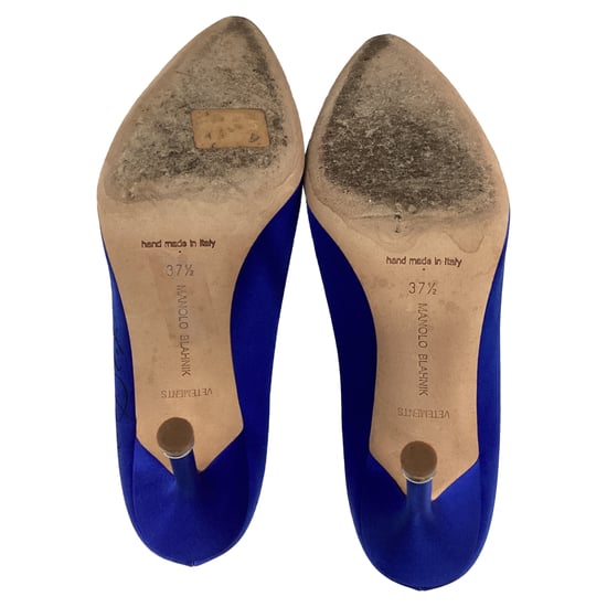 Vetements x Manolo Blahnik Ondertekende Puntige Hakken in Blauwe Satijn - Image 6
