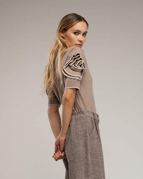 Short-sleeved sweater with flowers - Image 3