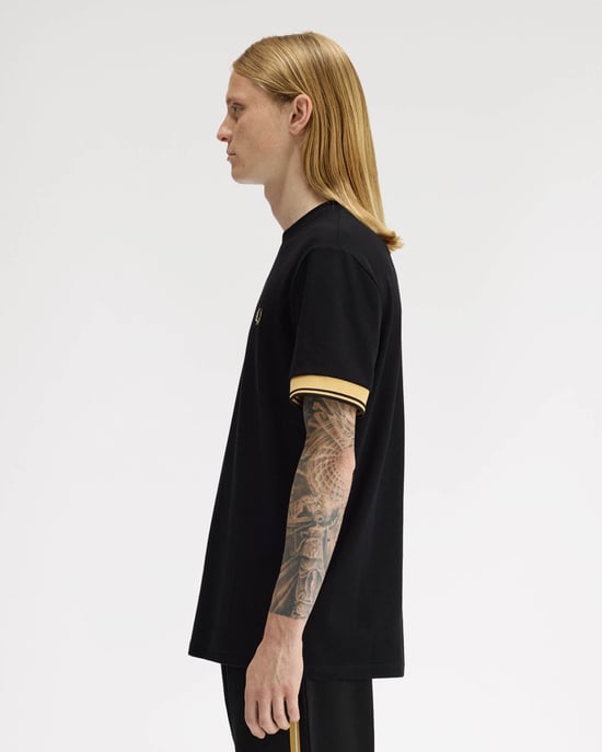 T-Shirt in Black - Image 6