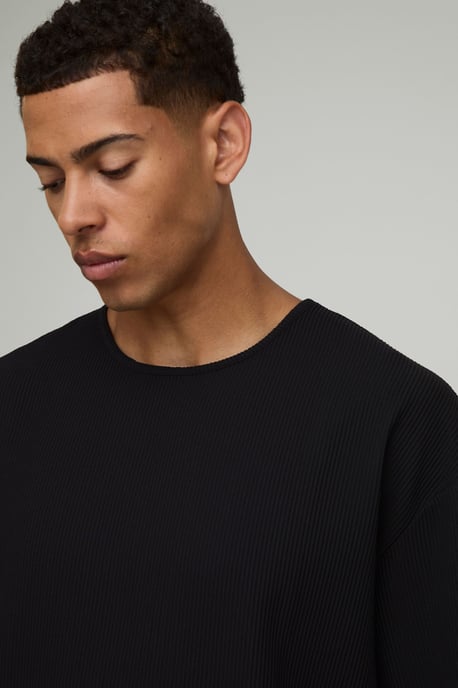 Oversized Boxy Pleated T-Shirt and Relaxed Fit Mid-Length Short Set - Image 3