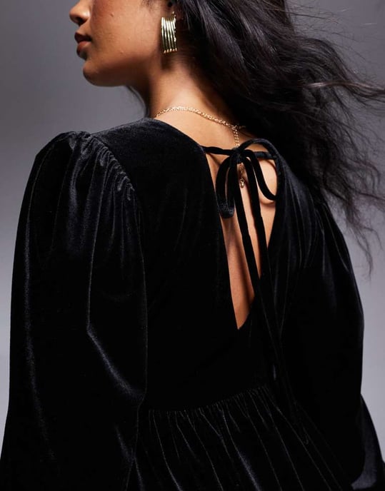 In The Style x Perrie Sian velvet long sleeve smock mini dress in black - Image 3