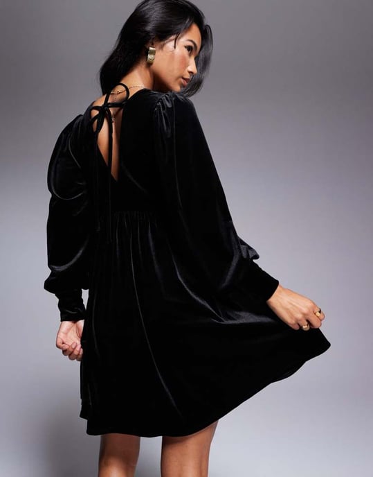In The Style x Perrie Sian velvet long sleeve smock mini dress in black - Image 4