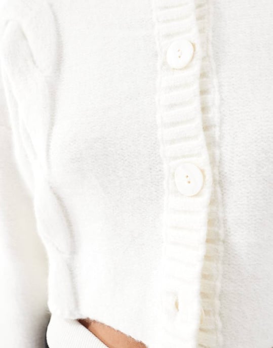 SNDYS premium kort kabelstickad cardigan i creme - Image 3