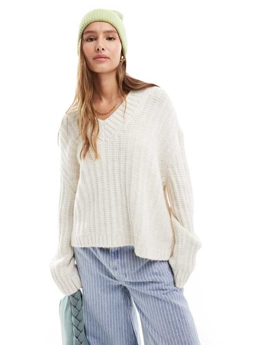 ASOS DESIGN v neck jumper in cream - Image 4